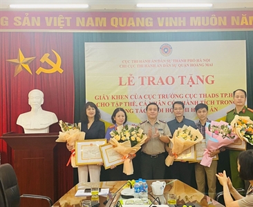 Lễ trao tặng giấy khen của Cục trưởng Cục Thi hành án dân sự thành phố Hà...